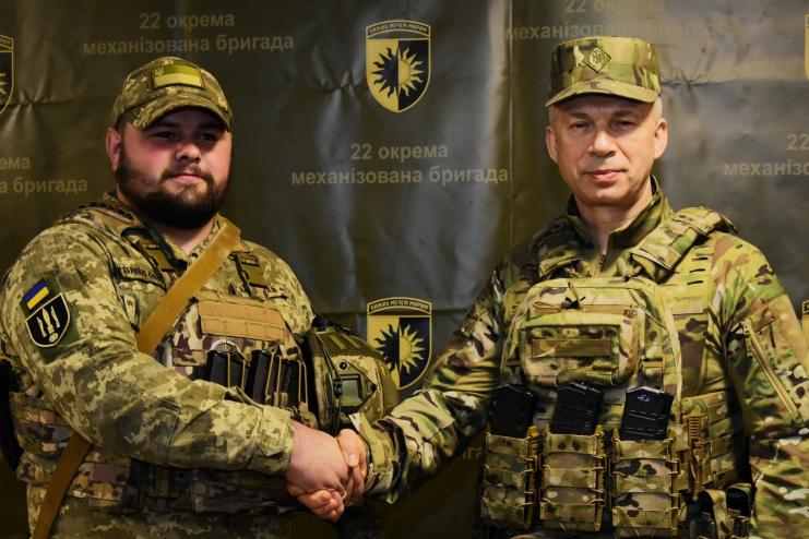 Мінометнику Ковальському з Тарутиного Головком ЗСУ Сирський вручив «Золотий тризуб»
