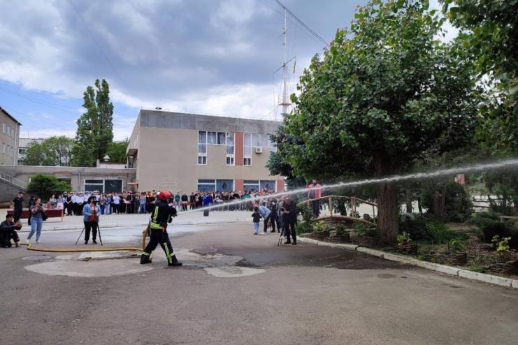 Вогонь у навчальному закладі Ізмаїла: рятувальники показали майстер-клас з ліквідації уявної пожежі