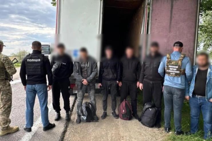 Білгород-Дністровські прикордонники виявили у причепі вантажівки п'ятьох чоловіків
