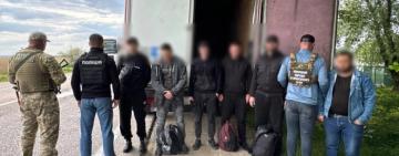 Білгород-Дністровські прикордонники виявили у причепі вантажівки п'ятьох чоловіків