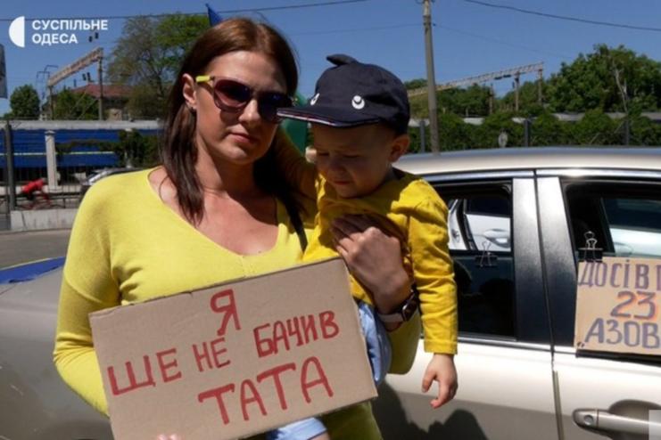 "Чекаємо на них два роки": рідні військовополонених Маріупольського гарнізону влаштували в Одесі автопробіг