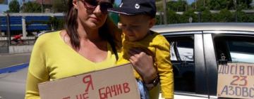 "Чекаємо на них два роки": рідні військовополонених Маріупольського гарнізону влаштували в Одесі автопробіг