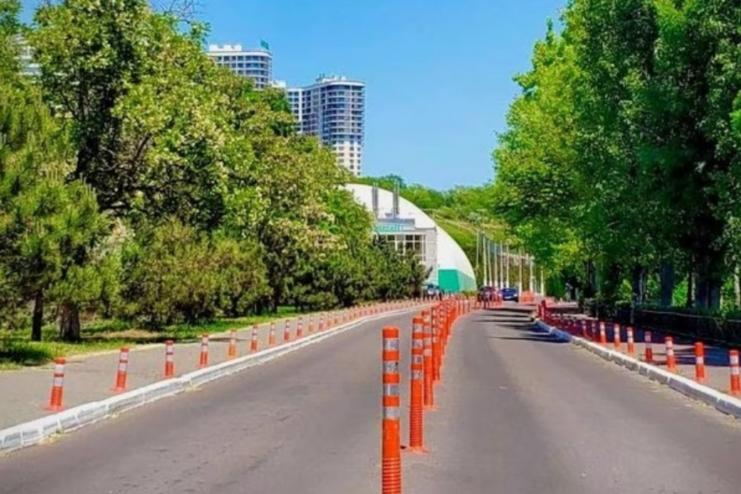 Біля одеського пляжу облаштували паркувальний майданчик для людей з інвалідністю