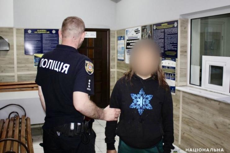 Жінку, яка вчинила наругу над Державним Прапором України в центрі Одеси, затримали поліцейські