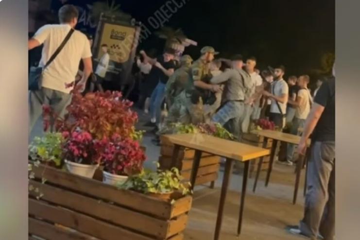 Бійки в Аркадії та порушення комендантської години: п'ятьох одеситів оштрафують