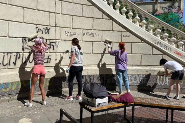 Одеські волонтери власними силами замалювали графіті під мостом Коцебу