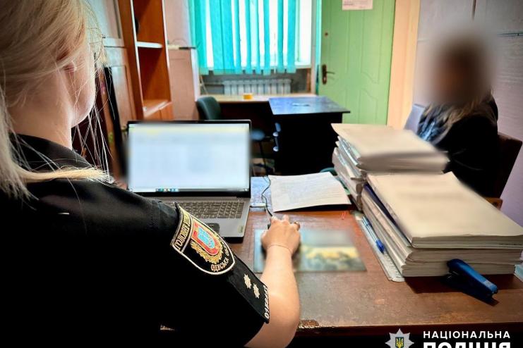 Жінка, вчинила хуліганство та наругу над Державним прапором України в центрі Одеси, постане перед судом