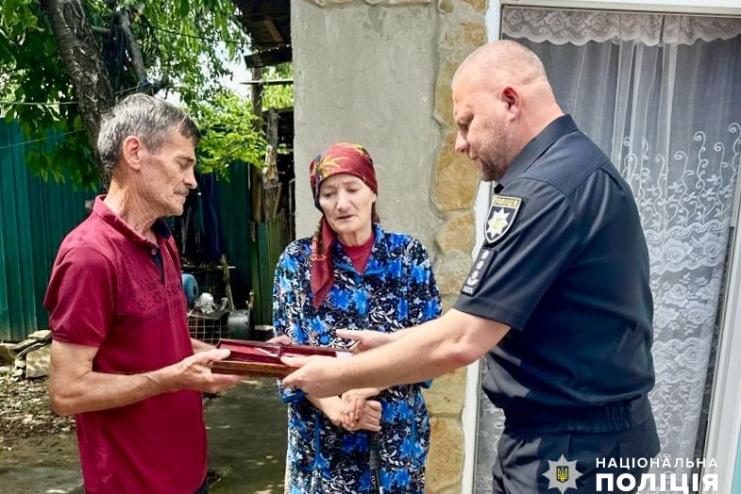 Загиблого на Херсонщині поліцейського з Одеської області нагороджено державними нагородами (відео)
