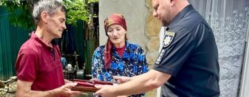 Загиблого на Херсонщині поліцейського з Одеської області нагороджено державними нагородами (відео)