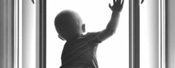 В Одеській області дитина випала з вікна, коли мама була у ванній