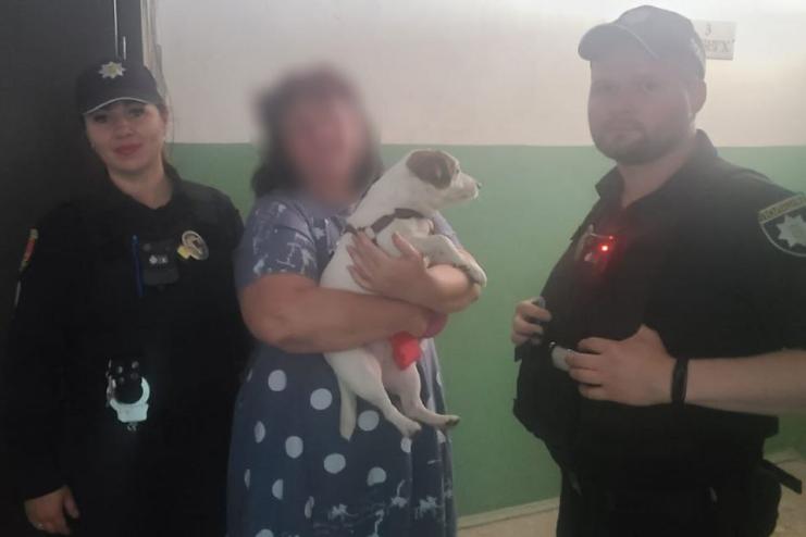 Заручники ліфта: патрульні врятували жінку та собаку з пастки