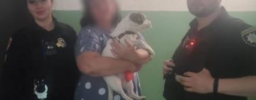 Заручники ліфта: патрульні врятували жінку та собаку з пастки