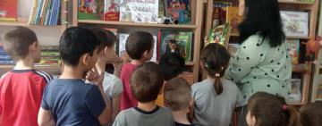 Коли немає світла та зв'язку,  діти повертаються до книжок