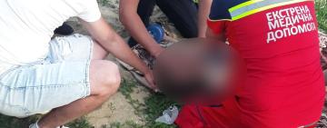 Батько лише не секунду відволікся: на Одещині у ставку потонула дитина 