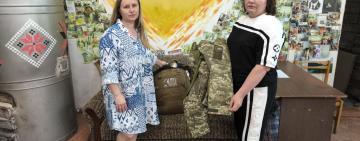 Мама загиблого на війні бойового медика Романа Ворбйова з Кілії передала у музей його особисті речі і рюкзак