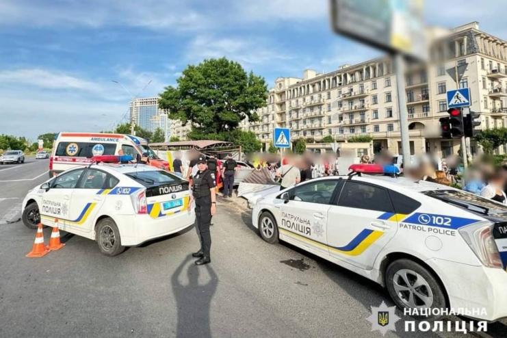 Поліцейські встановлюють обставини ДТП, в якій постраждав водій та троє пішоходів