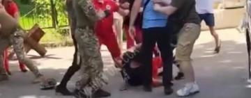 В Одесі працівників швидкої допомоги утримували у військкоматі: їх колеги влаштували біля будівлі акцію протесту (відео) 