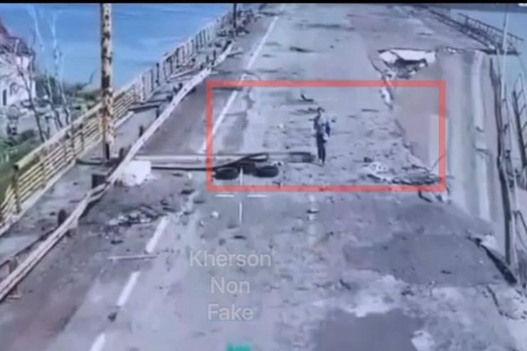 Жінка з окупованих Олешок вийшла на Антонівський міст з українським паспортом: її вдалося евакуювати