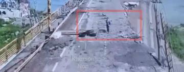 Жінка з окупованих Олешок вийшла на Антонівський міст з українським паспортом: її вдалося евакуювати