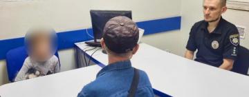 В Одесі 5-річна дитина без нагляду батьків ледь не випала з вікна багатоповерхівки