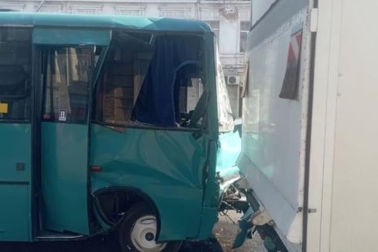 В Одесі маршрутка врізалась у припарковану вантажівку: шість людей травмувались