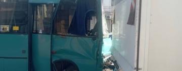 В Одесі маршрутка врізалась у припарковану вантажівку: шість людей травмувались