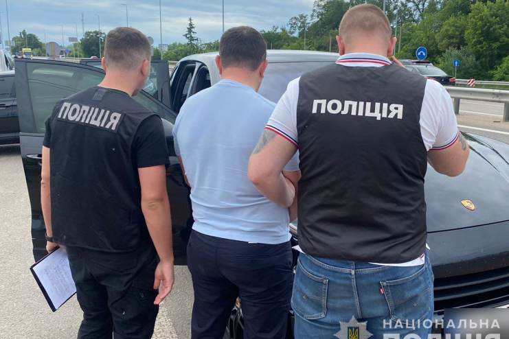 40 000 доларів за оренду нерухомості вздовж міжнародної траси: на Одещині викрили групу посадовців