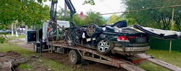 У Подільському районі пʼяний водій врізався в електроопору, дві людини загинули