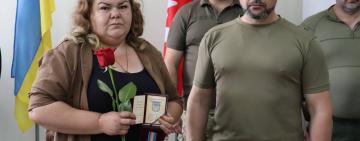 Матері загиблого від ракетного удару по Миколаєву Валерія Іванова передали нагороду сина