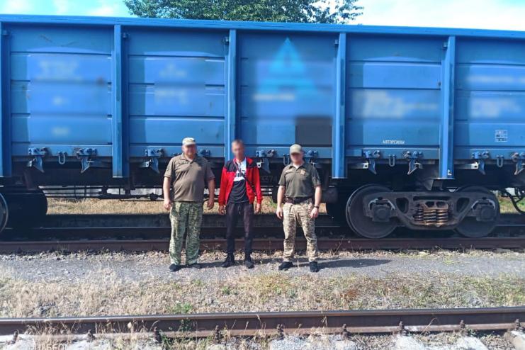 На Одещині прикордонники затримали чоловіка, який заскочив у вантажний потяг