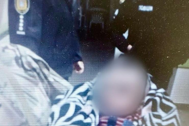 На Одещині трьохмісячна дитина ледь не випала з візочка через п’яну матір