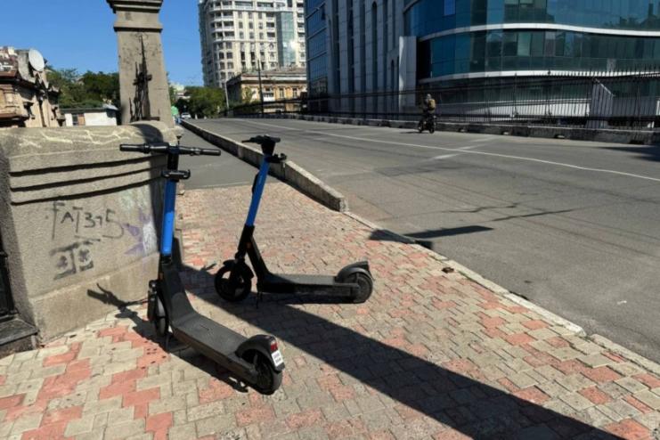 В Одесі планують зробити платною парковку для самокатів і моноколіс