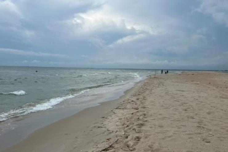 Розчистили територію та шукають місце для укриття: на Одещині готують до відкриття ще один пляж