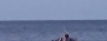 В Одесі копи та небайдужі громадяни врятували жінку, яку відносило у відкрите море