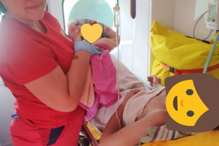 Медики врятували немовля, яке без ознак життя жінка народила в полі