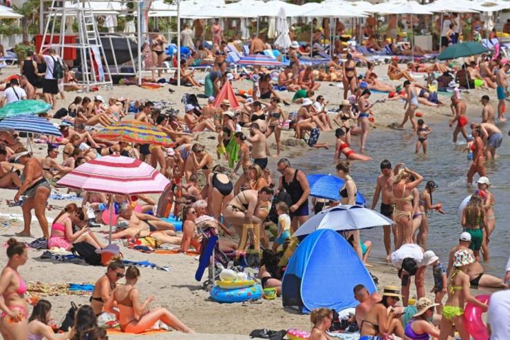 Відсутність сховищ, закриті пірси і непрацююча стоянка: на одеських пляжах повно людей, хоча лише один відкритий офіційно