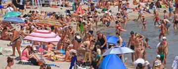 Відсутність сховищ, закриті пірси і непрацююча стоянка: на одеських пляжах повно людей, хоча лише один відкритий офіційно
