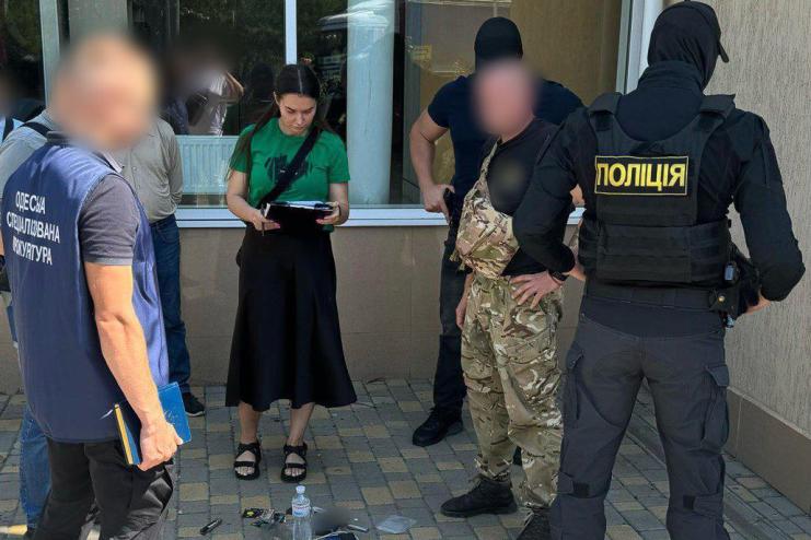 Майже 1000 доларів за «непридатність»: в Одесі викрили військовослужбовця однієї з військових частин