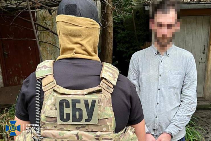 В Одесі затримано двох чоловіків за підозрою в підпалі авто військових — СБУ
