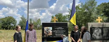 Загиблому захиснику з Кілійської громади Олександру Юрашу відкрили меморіальну дошку