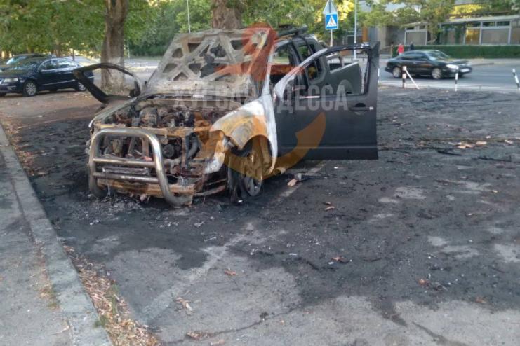 В Одесі знову спалили автівку військових