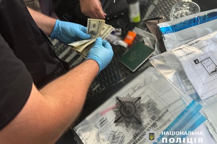 На Одещині поліцейські викрили оборудки 29-річного іноземця, який за 4000 доларів допомагав призовникам з документами для виїзду з України