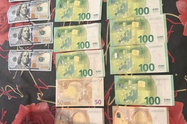 Поліцейські оперативно затримали чоловіка, який вкрав барсетку з грошима з автівки пенсіонера