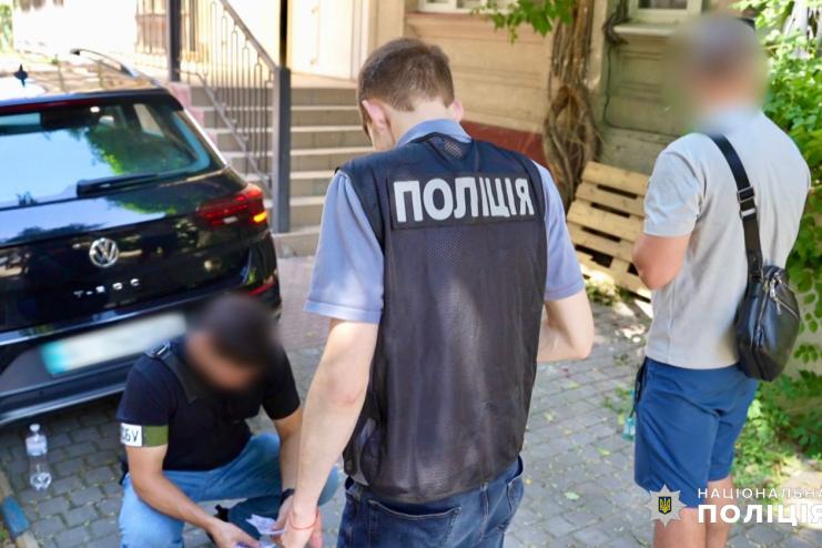Поліцейські Одещини викрили злочинну схему продажу автівок, ввезених під виглядом гуманітарної допомоги