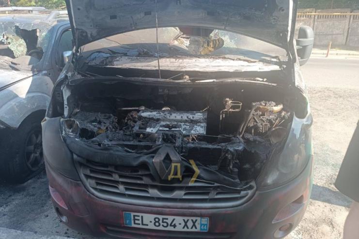 Підпали автомобілів військових в Одесі: виконавців шукають у чатах і платять криптовалютою