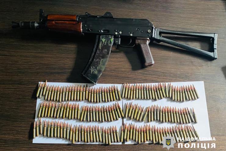 Автомат Калашникова та майже 200 набоїв до нього: одеські поліцейські викрили торговців зброєю