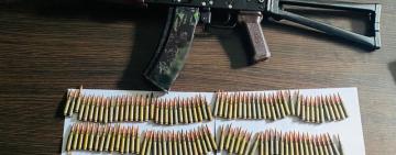 Автомат Калашникова та майже 200 набоїв до нього: одеські поліцейські викрили торговців зброєю