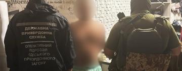 3500 доларів за виїзд з України: одеські поліцейські затримали організатора нелегального трансферу
