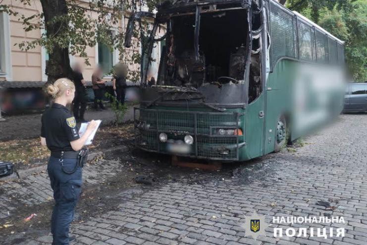В Одесі підпалили автобус, сплутавши його з військовим