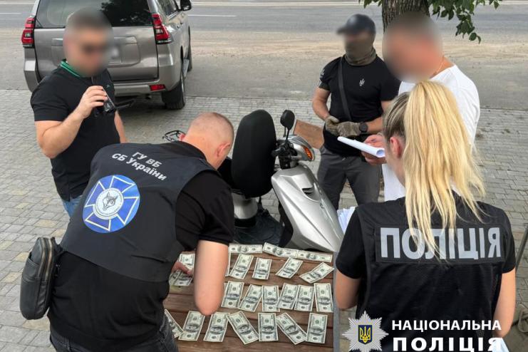 7000 доларів за перетин кордону: поліцейські Одещини затримали організатора нелегальної схеми